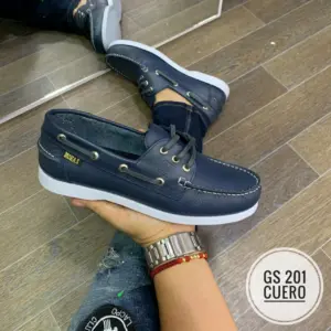 Zapatos náuticos de cuero azul marino con suela blanca y cordones oscuros, modelo GS 201 CUERO, mostrados de perfil.